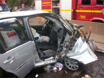 Carro ficou destruído mas os Bombeiros resgataram as vítimas com vida alt